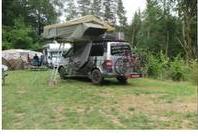 Laden Sie das Bild in Galerie -Viewer, VW T5 Campervan mit Dachzelt am Campingplatz