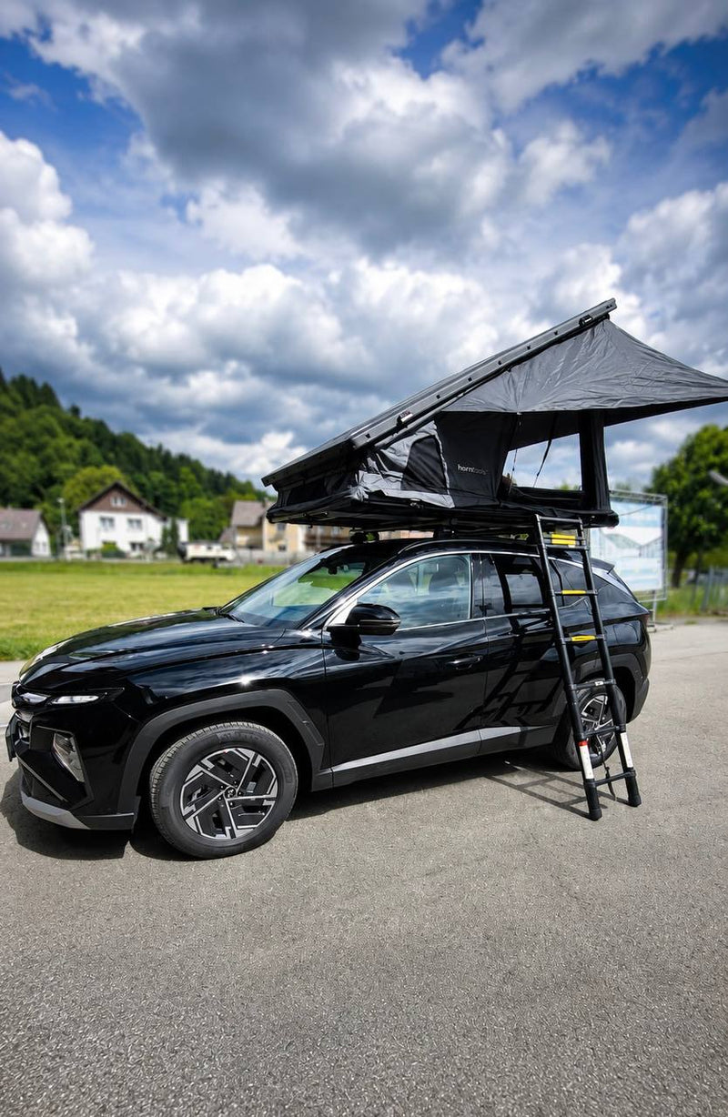 Laden Sie das Bild in Galerie -Viewer, HORNTOOLS Cloud Dachzelt aufgeklappt auf schwarzem Hyundai