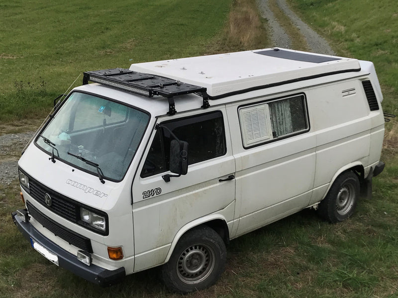 Laden Sie das Bild in Galerie -Viewer, Rolling Space VW T3 Dachträger vor Aufstelldach | SpaceRack modular

