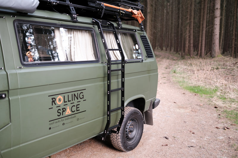 Laden Sie das Bild in Galerie -Viewer, Rolling Space VW T3 Seitenleiter | SpaceClimb
