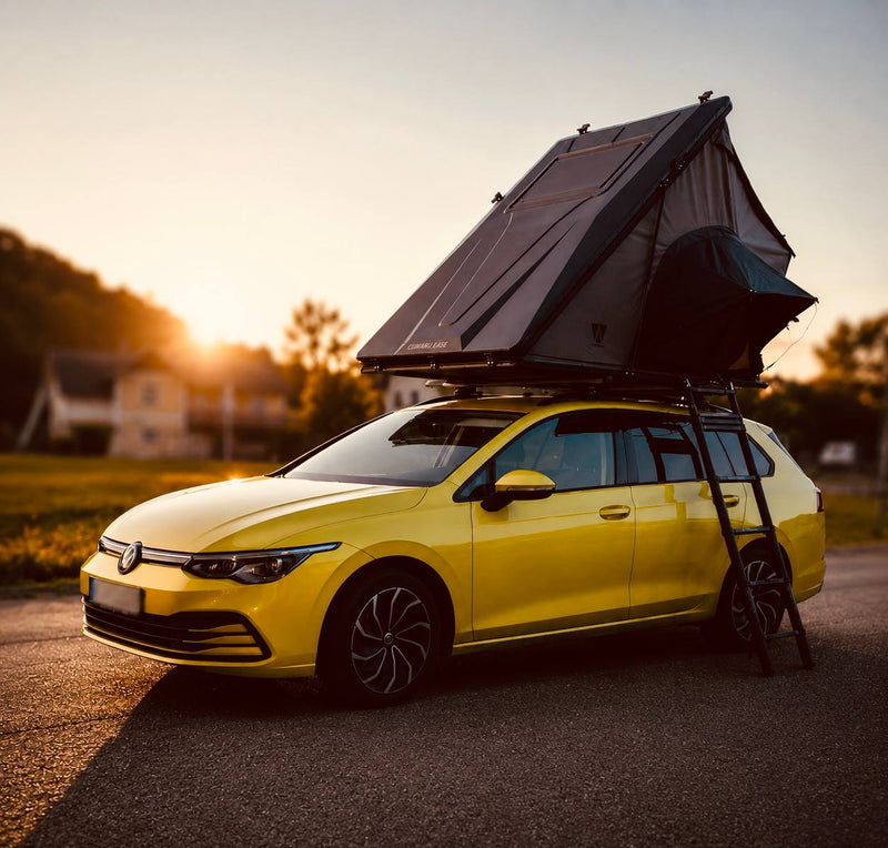 Laden Sie das Bild in Galerie -Viewer, VICKYWOOD Cumaru Ease Dachzelt aufgestellt mit Leiter bei Sonnenuntergang
