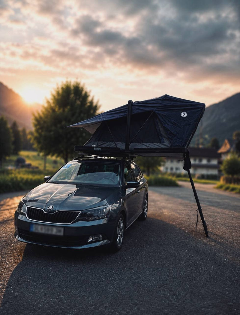Laden Sie das Bild in Galerie -Viewer, Naturbummler Alu-Loft Dachzelt aufgeklappt auf Skoda bei Sonnenuntergang
