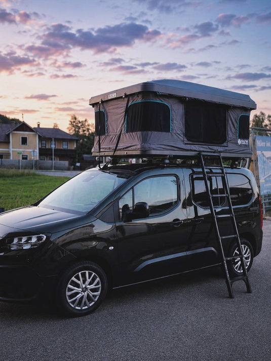 Naturbummler Flitzer Dachzelt aufgeklappt bei Sonnenuntergang